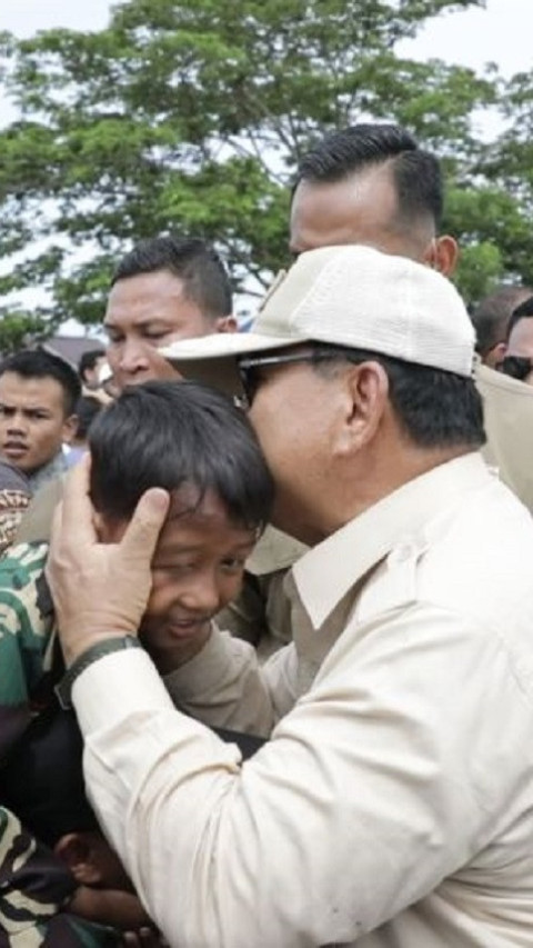 Presiden Prabowo Sapa Ratusan Warga Karawang Usai Tinjau Tambak Ikan Nila