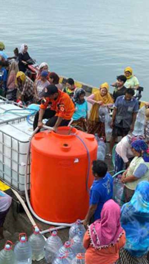 BPBD Jatim Kirim 40 Ribu Liter Air Siap Minum ke Gili Ketapang