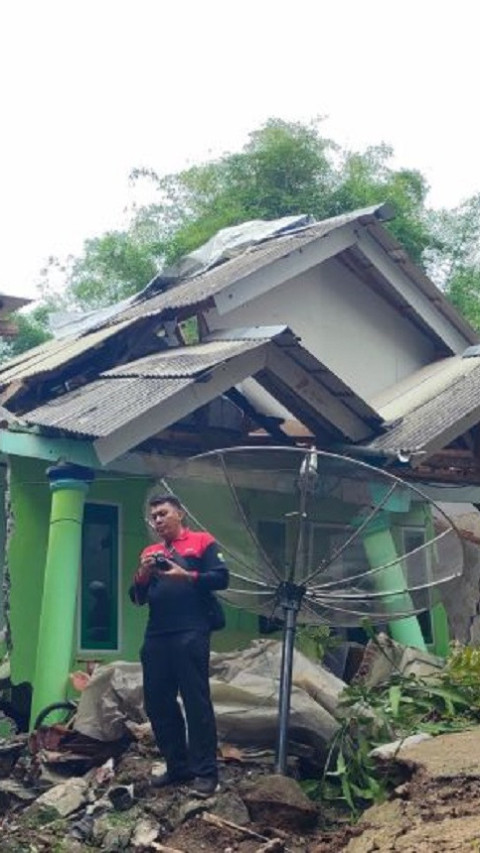 Tertutup Longsor dan Ambles, Pemkab Cianjur Kerahkan Alat Berat untuk Buka Jalur Utama 