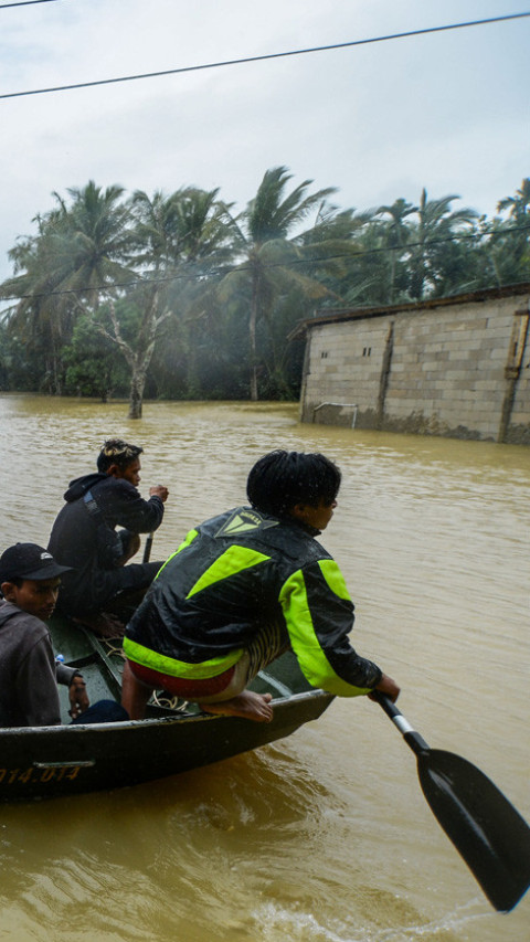 Akses jalan warga terganggu akibat banjir 