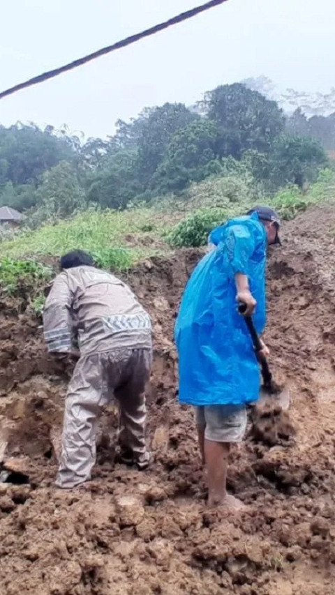 Satu Keluarga Tertimbun Longsor di Sukabumi, 2 Korban Ditemukan