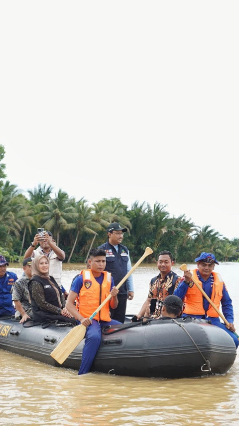 Naik Perahu Karet, Gus Ipul Salurkan Bantuan kepada Korban Banjir di Pandeglang