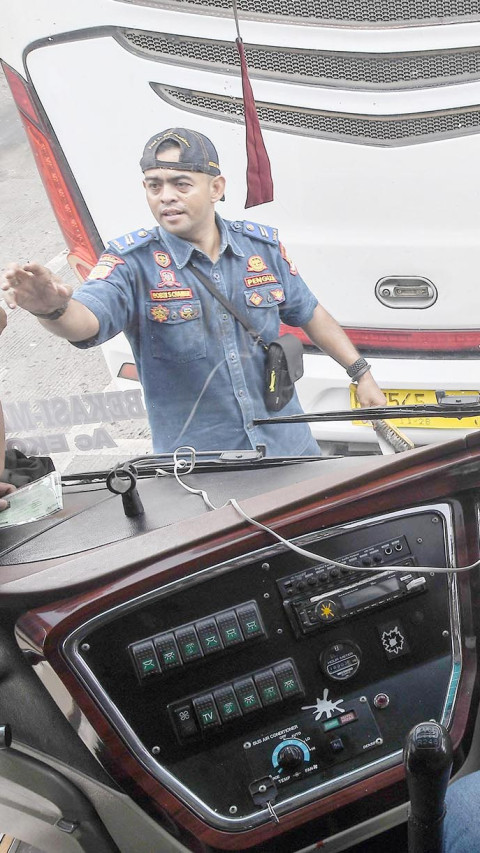 Inspeksi Keselamatan Bus di Terminal Bekasi