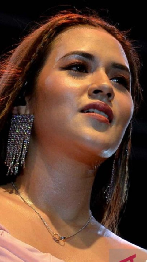 Raisa dan JKT 48 Tahun Baruan di Prambanan