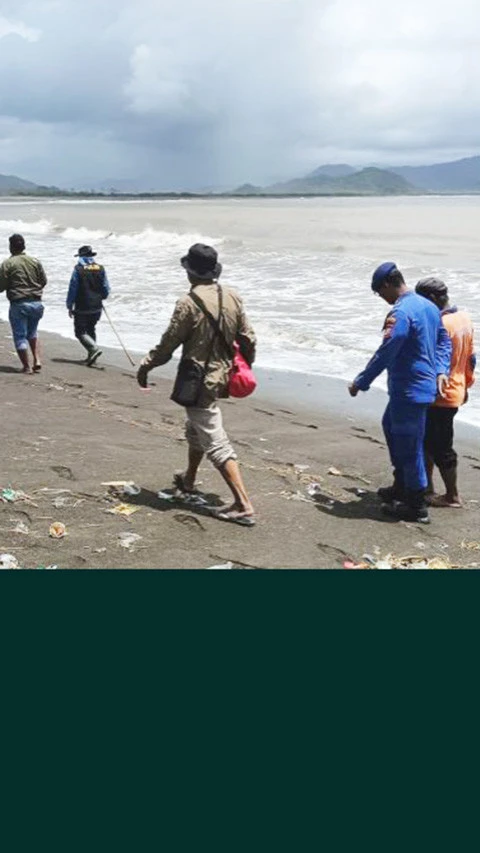 Tim SAR Jember cari nelayan hilang setelah perahunya diterjang ombak