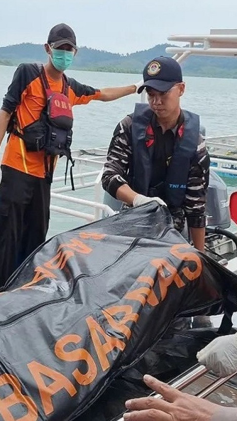 Tim SAR Karimun Evakuasi 3 dari 4 Korban Speedboat Tenggelam akibat Gelombang Tinggi