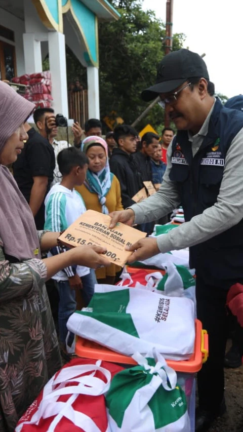 Gus Ipul Serahkan Santunan Ahli Waris Korban Longsor Sukabumi