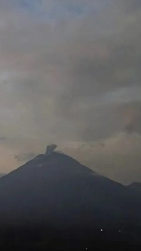 Warga Harus Waspada, Gunung Semeru Kembali Erupsi dengan Tinggi Letusan 800 Meter