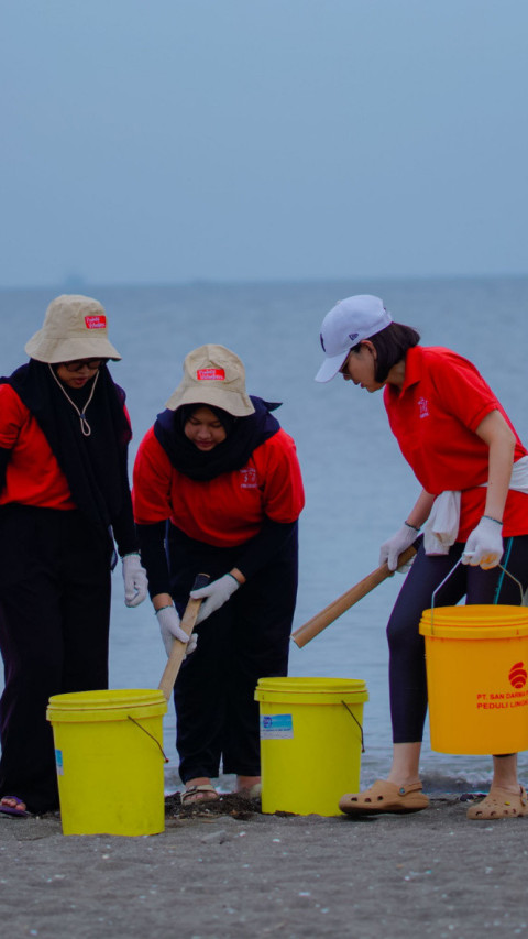 Aksi Relawan PRUVolunteers Bersih-Bersih Pantai di Banten