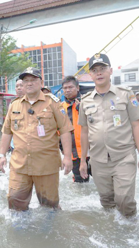 Pemkot Jakut Salurkan Bantuan Sembako Bagi Warga Terdampak Banjir Rob