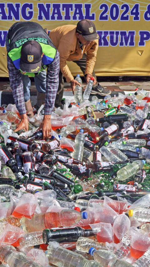 Pemusnahan Botol Miras di Bogor