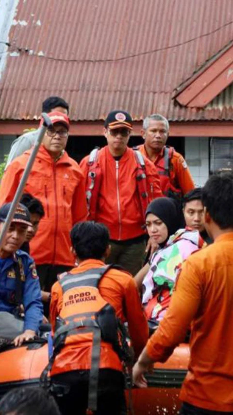 Wali Kota Makassar naik perahu karet tinjau beberapa titik banjir