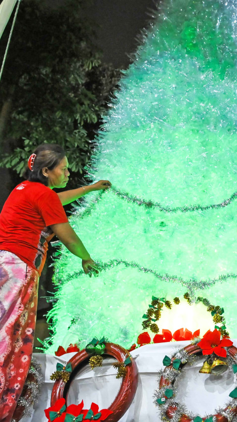 Pohon Natal dari Limbah Botol Plastik