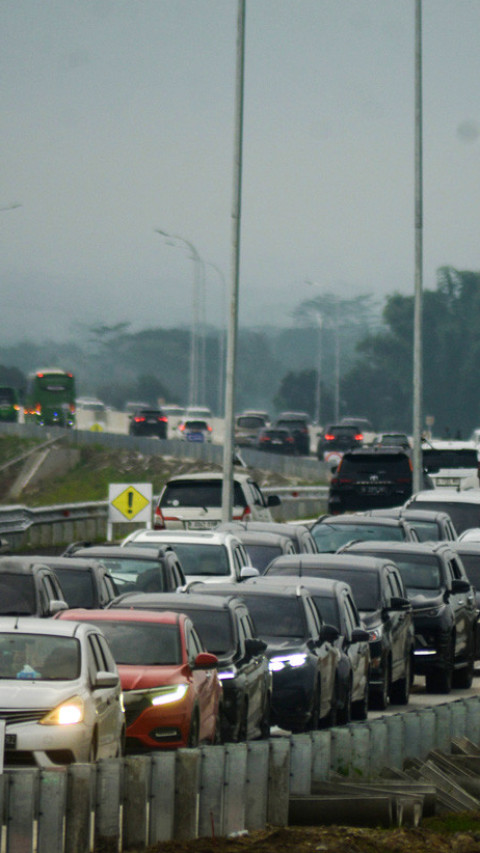 Arus lalu lintas di gerbang Tol Prambanan