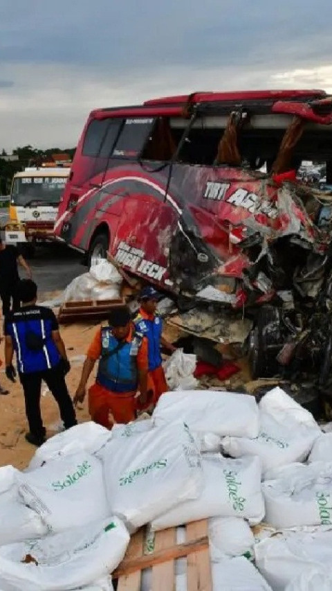 Polisi Masih Selidiki Penyebab Kecelakaan Bus dan Truk di Tol Pandaan-Malang