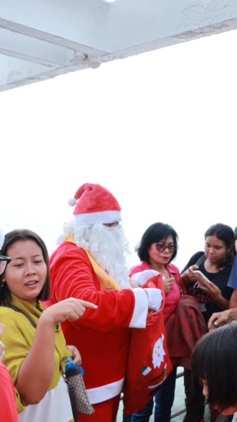 Santa Claus bagi-bagi hadiah di KM Kelud