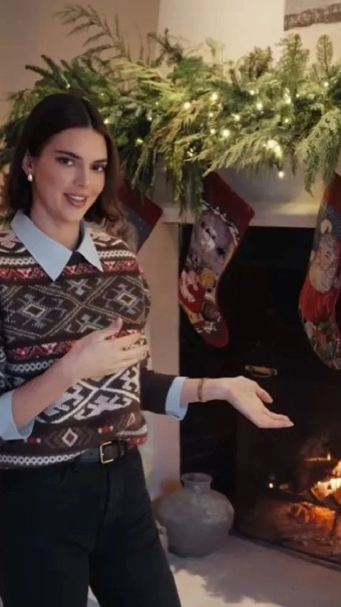 Model dan Sosialita AS Kendall Jenner Tunjukkan Dekorasi Natal di Rumah Mewahnya