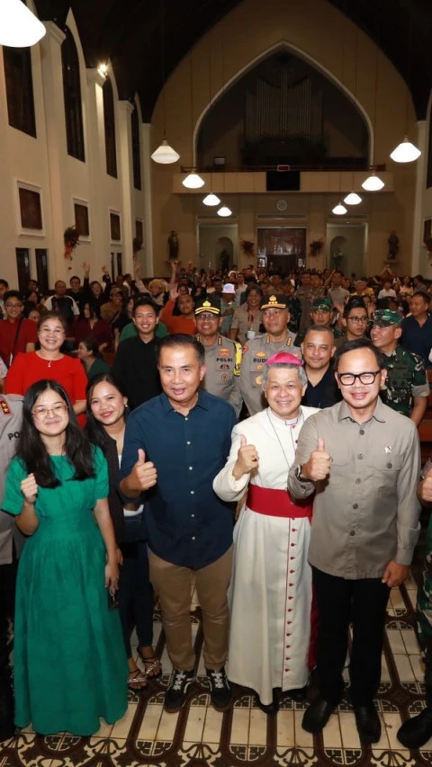 Tinjau Sejumlah Gereja di Bandung, Wamendagri Bima Arya Pastikan Perayaan Natal Berlangsung Lancar