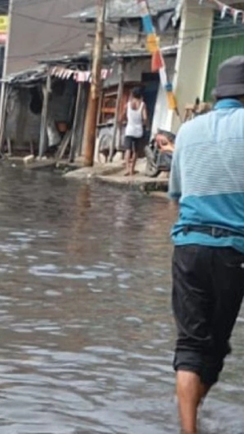 Warga Se-RT di Pluit, Jakarta Utara, Dikagetkan dengan Datangnya Banjir Rob