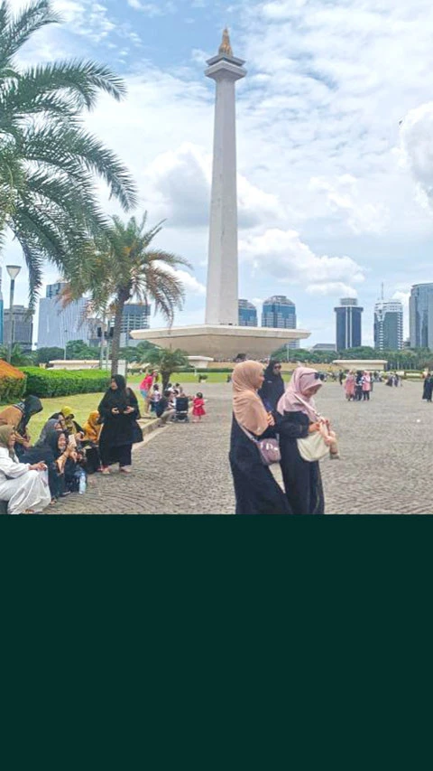 19 Ribu Warga Padati Monas saat Libur Natal