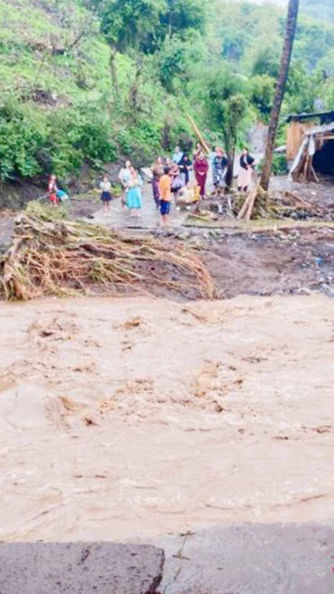 Jembatan Hanyut Akibatkan Banjir Situbondo dan Ratusan Warga Terisolir