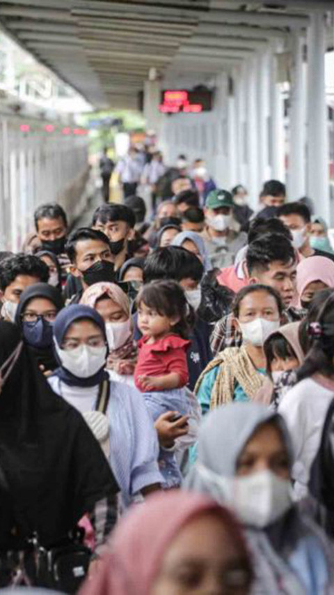 Stasiun Pasar Senen Makin Ramai Dipadati Warga yang Mudik