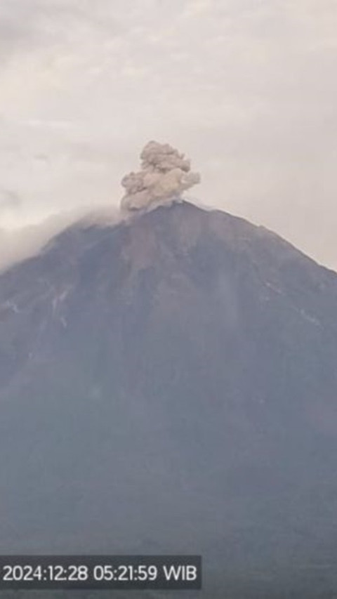 Gunung Semeru Beberapa Kali Erupsi pada Sabtu Pagi