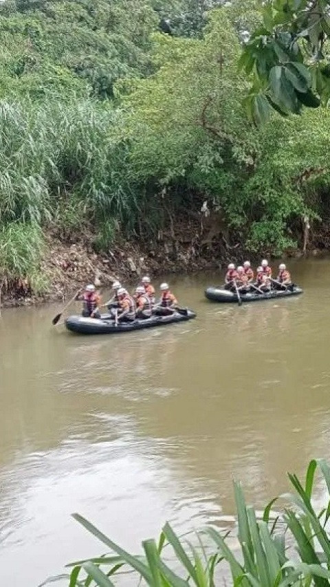 Dilanjutkan Minggu Pagi Pencariannya, Tim Gabungan Masih Cari Bocah yang Tenggelam di Kali Ciliwung