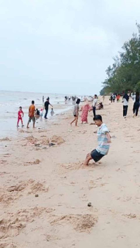 Ada Ancaman Banjir Rob, Pantai Ujung Pandaran Tetap Ramai Pengunjung  