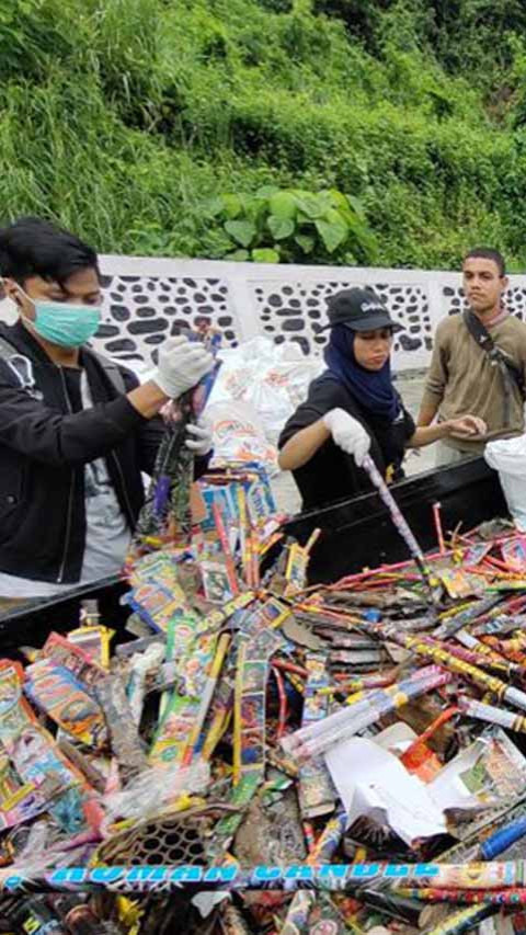 Rumah Bakau Jayapura Gerebek Sampah di Jembatan Youtefa