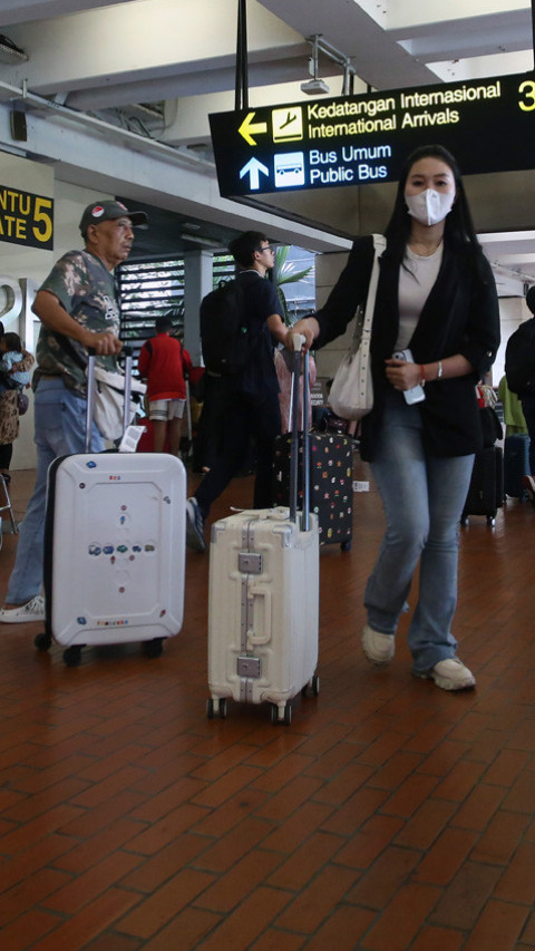 Arus balik libur tahun baru Bandara Soetta