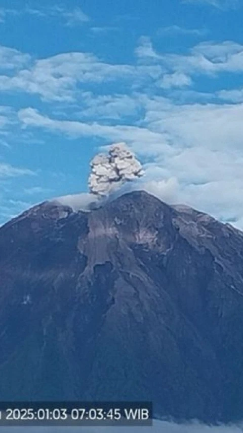 Gunung Semeru Erupsi, Tinggi Letusan Mencapai 700 Meter