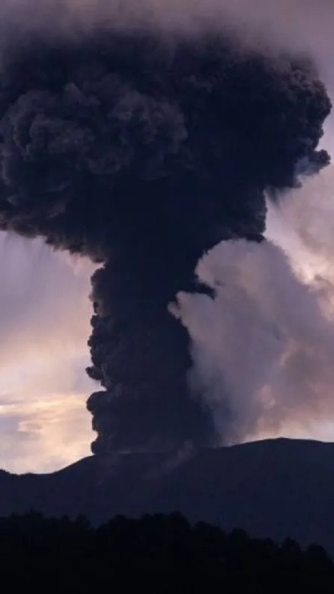 Gunung Marapi di Sumbar Erupsi Lagi, Lontarkan Abu Setinggi 1 Km