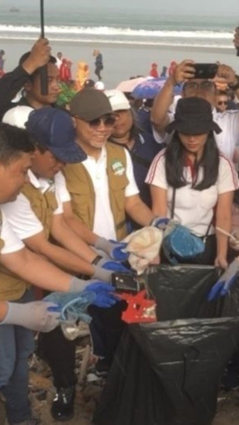 4 Menteri Terjun ke Pantai Kuta, Bersihkan Sampah Kiriman 