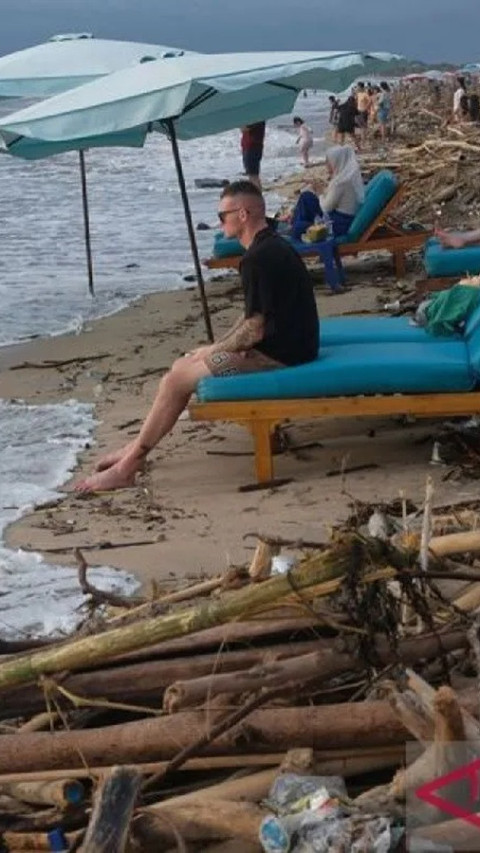 Sampah di Pantai Bali Kiriman dari Sungai di Jawa