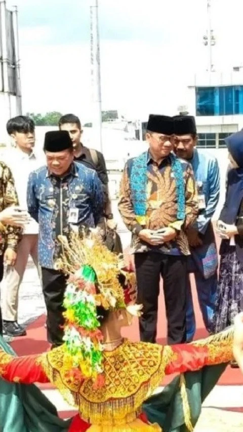 Keren Destinasi Wisata Ini, Menteri Desa Kunjungi Agrowisata Nanas di Kabupaten Muarojambi