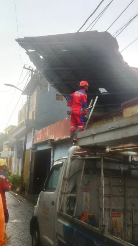 Angin Kencang Porak-porandakan Belasan Atap Rumah di Surabaya