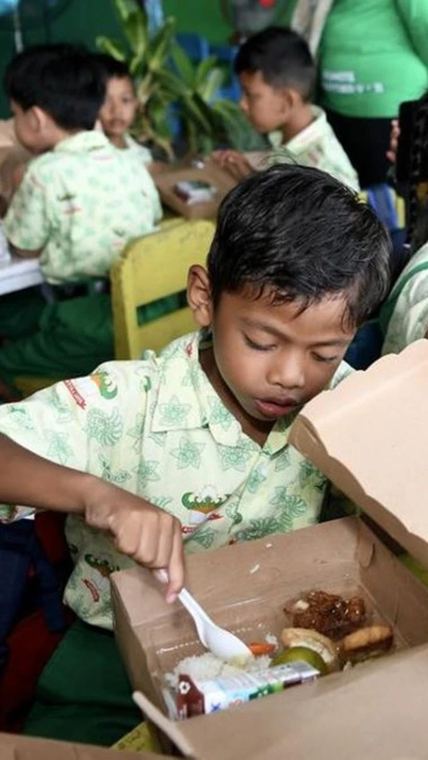 Pemerintah Berikan Makanan Bergizi Gratis untuk Ribuan Pelajar di Palmerah