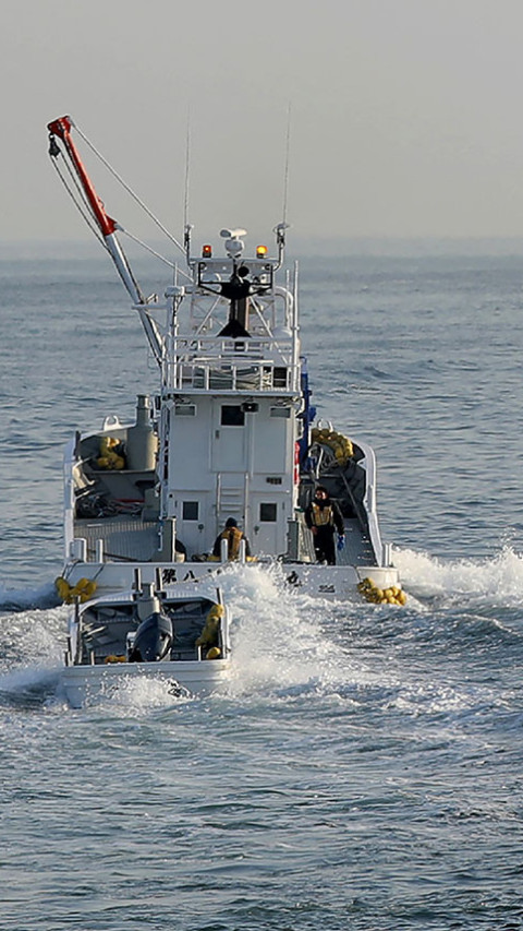 Kapal Nelayan Jepang Terbalik di Lepas Pantai Pasifik