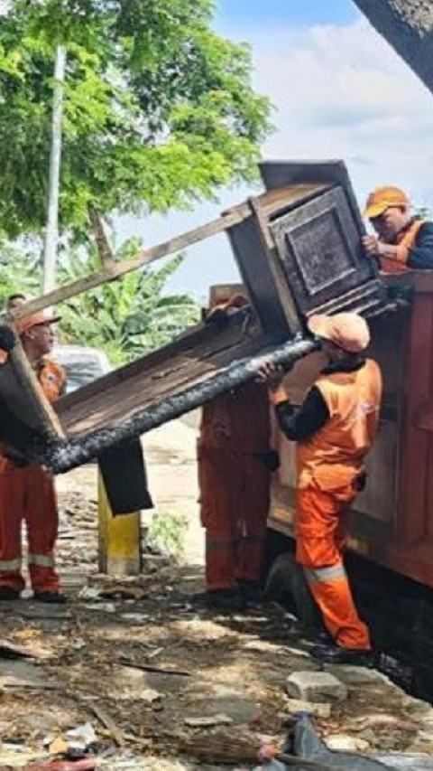 250 Personel Diturunkan untuk Bersihkan Kolong Tol Angke