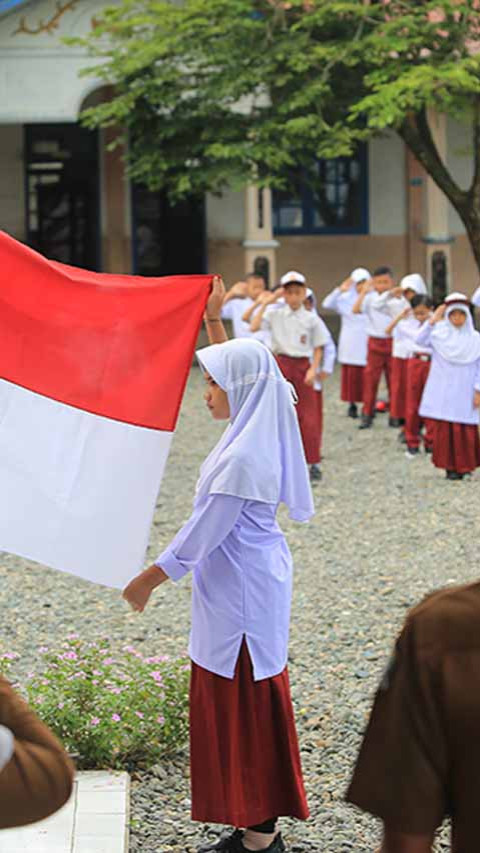 Upacara pengibaran bendera merah putih pada hari pertama masuk sekolah