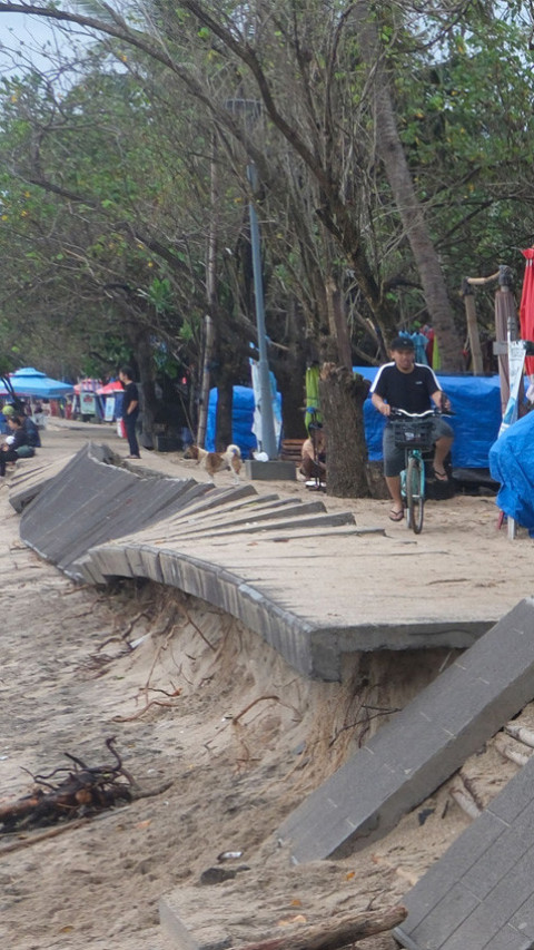 Pedestrian rusak akibat gelombang tinggi