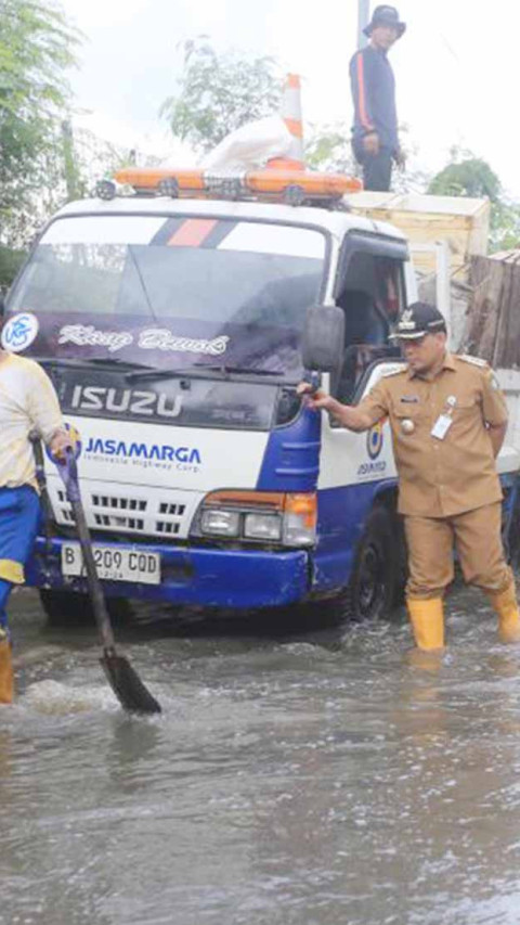 Akibat Drainase Tersumbat, Pinggir Tol Karang Tengah Banjir