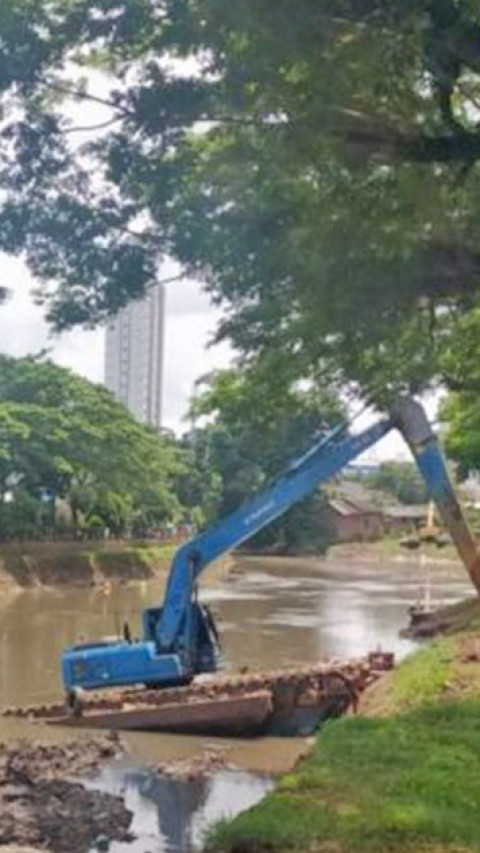 Kali Pesanggrahan Dikeruk untuk Antisipasi Potensi Banjir