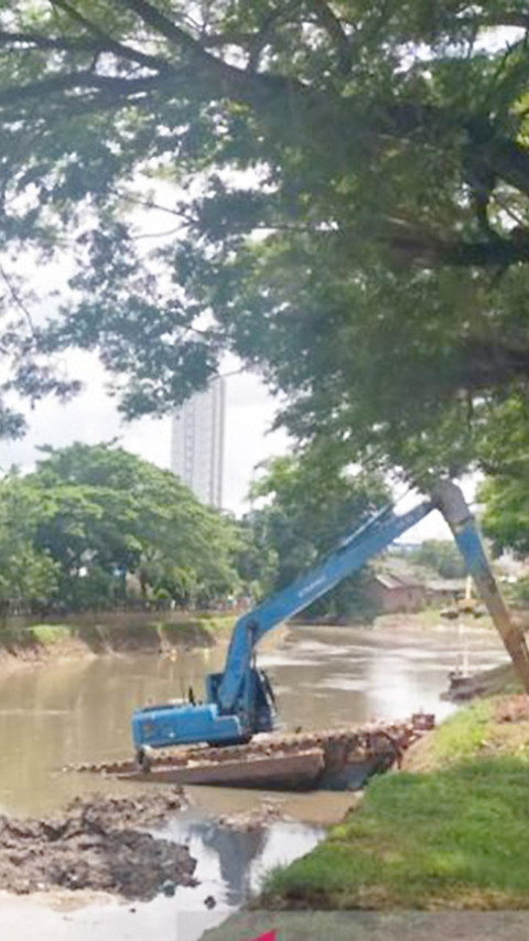 Jakbar Keruk Kali Pesanggrahan untuk Antisipasi Banjir