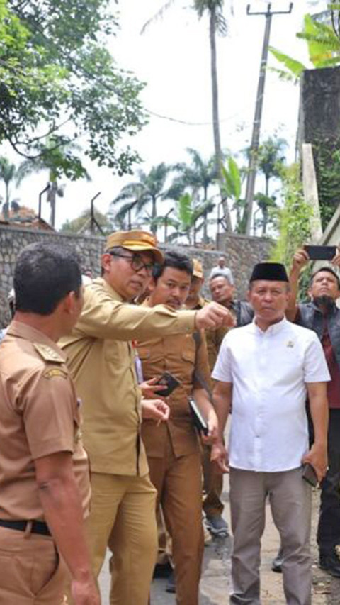 Warga Bersama Pemkab Lebarkan Jalan Alternatif ke Puncak