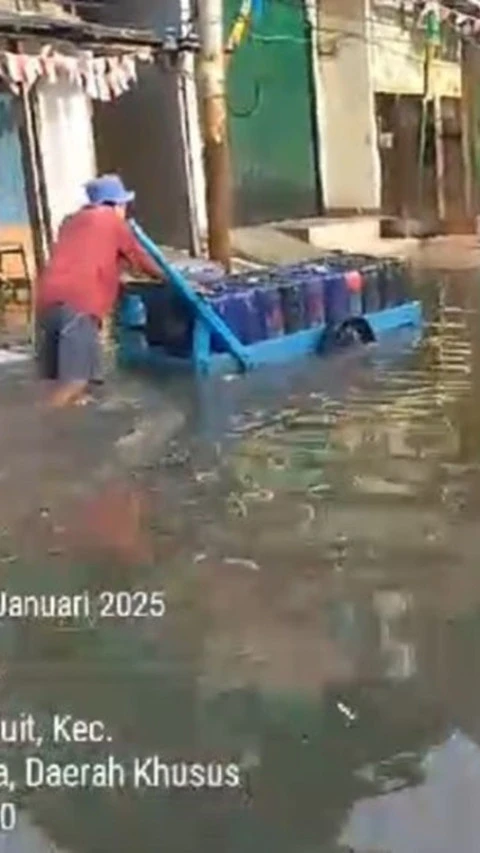 Banjir Rob Kembali Rendam Akses ke Pelabuhan Muara Angke 