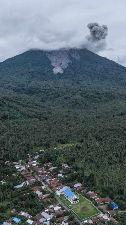 Peningkatan aktivitas Gunung Ibu di Halmahera Barat