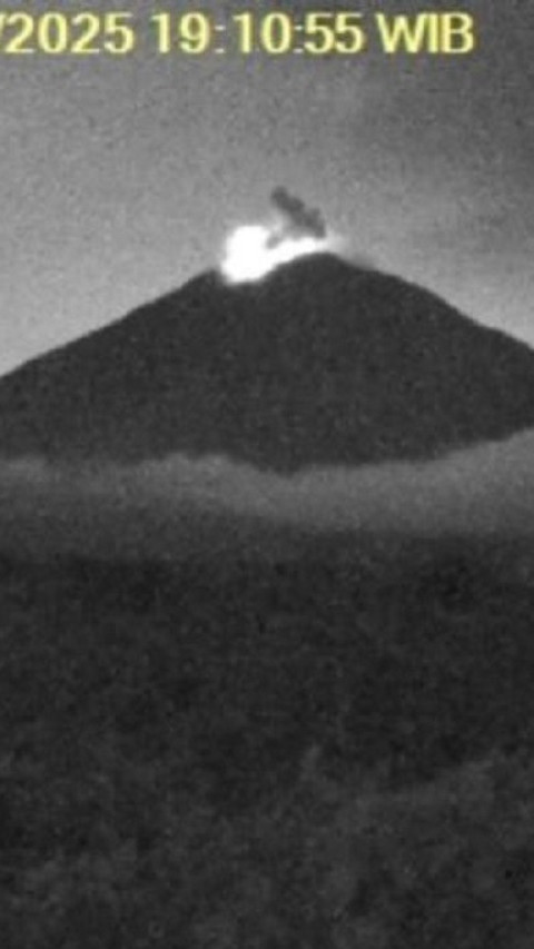  Jumat Malam, Gunung Semeru Erupsi dengan Letusan 400 Meter 