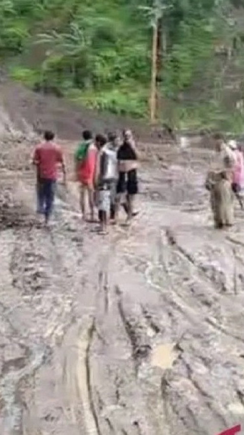 Atasi Isolasi Wilayah, Petugas Evakuasi Longsoran yang Tutup Jalan Nasional Bagbagan-Kiaradua